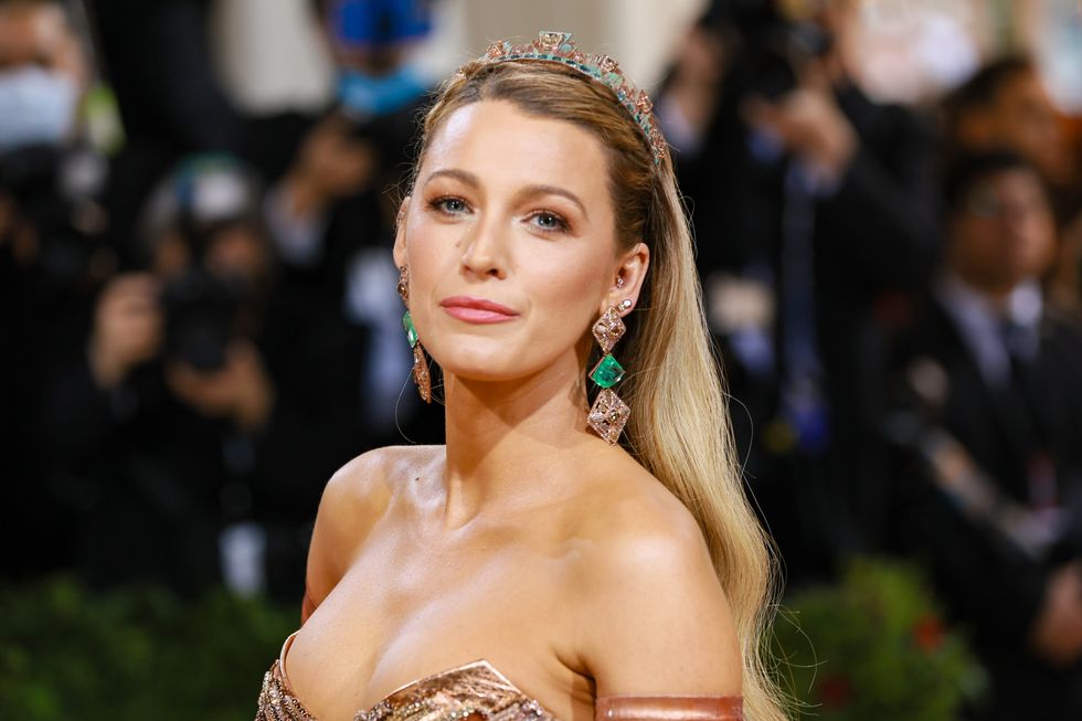 blake-lively-debuts-auburn-hair-and-cleverly-confirms-<i>it-ends-with-us</i>-casting-news