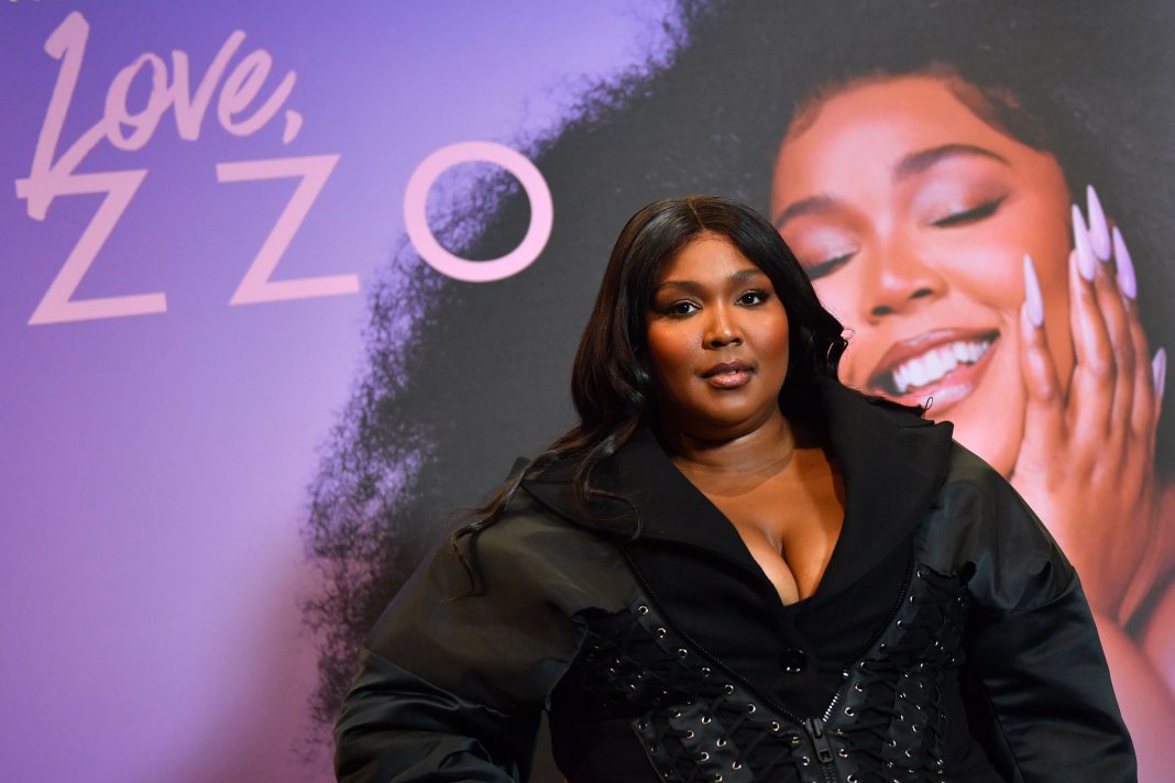 fans-can’t-stop-comparing-lizzo’s-chunky,-highlighted-bob-to-lisa-rinna’s-—-see-photos