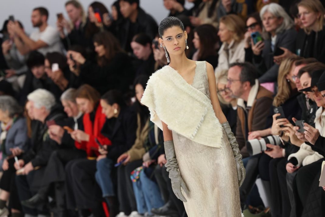 fendi-haute-couture-embraces-intimacy-for-spring-2023