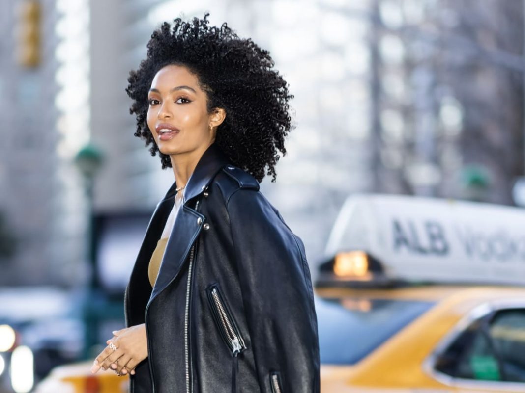 great-outfits-in-fashion-history:-yara-shahidi,-earlier-this-month,-embodying-new-york-style