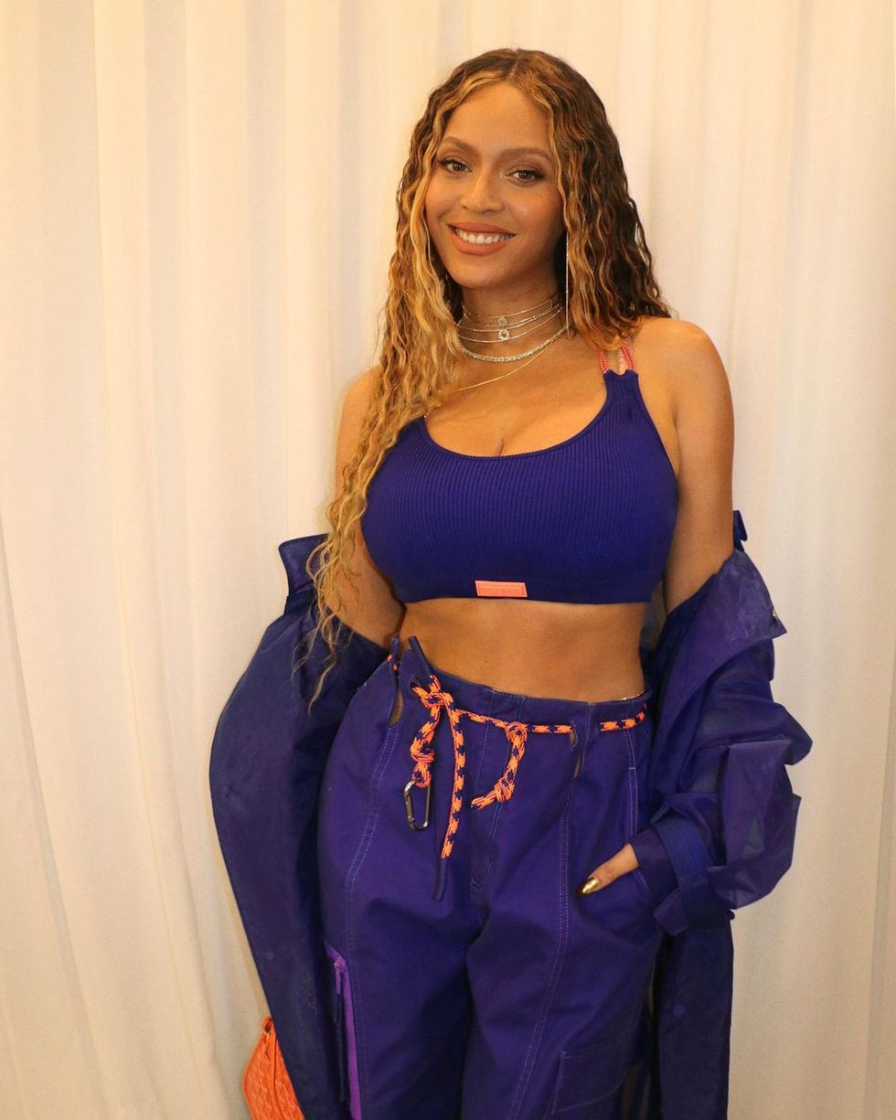 beyonce-shows-off-her-abs-and-new-ivy-park-trail-collection-in-purple-sports-bra-and-pants