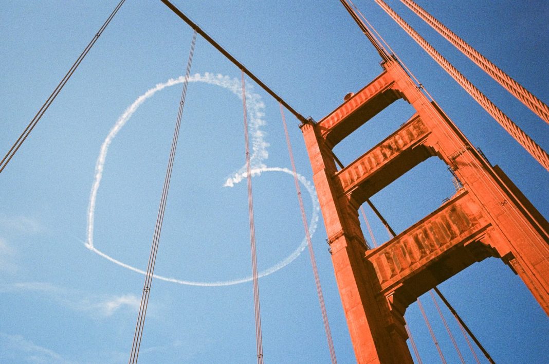 jake-ricker’s-photographs-find-the-extremes-of-human-emotion-on-the-golden-gate-bridge