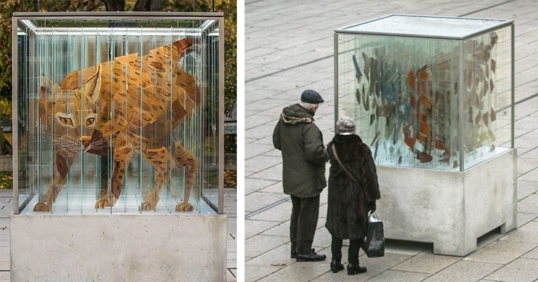endangered-animals-dissolve-and-reassemble-in-thomas-medicus’s-anamorphic-glass-sculpture