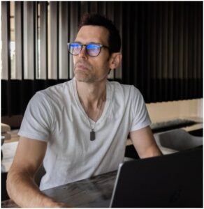 What Can We Learn from Tom Bilyeu Net Worth Journey?